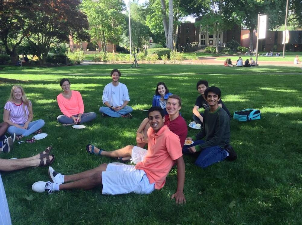 Students hanging out on the lawn with Dr. 罗宾逊